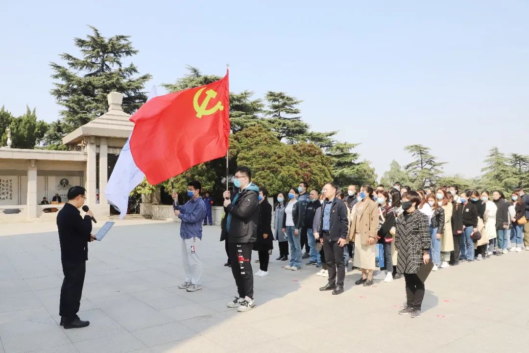 清明祭英烈 丰碑砥初心！市肿瘤医院组织开展清明节扫墓活动