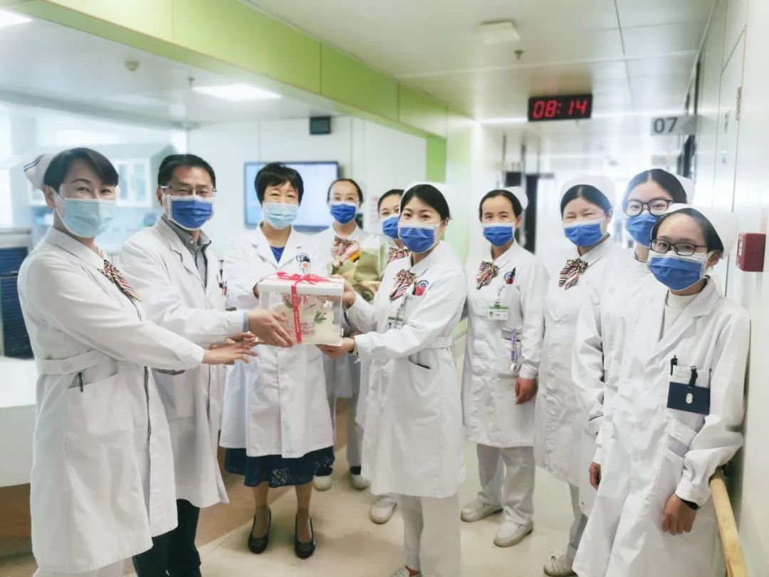 【护士节】市肿瘤医院领导班子成员慰问临床护理人员~